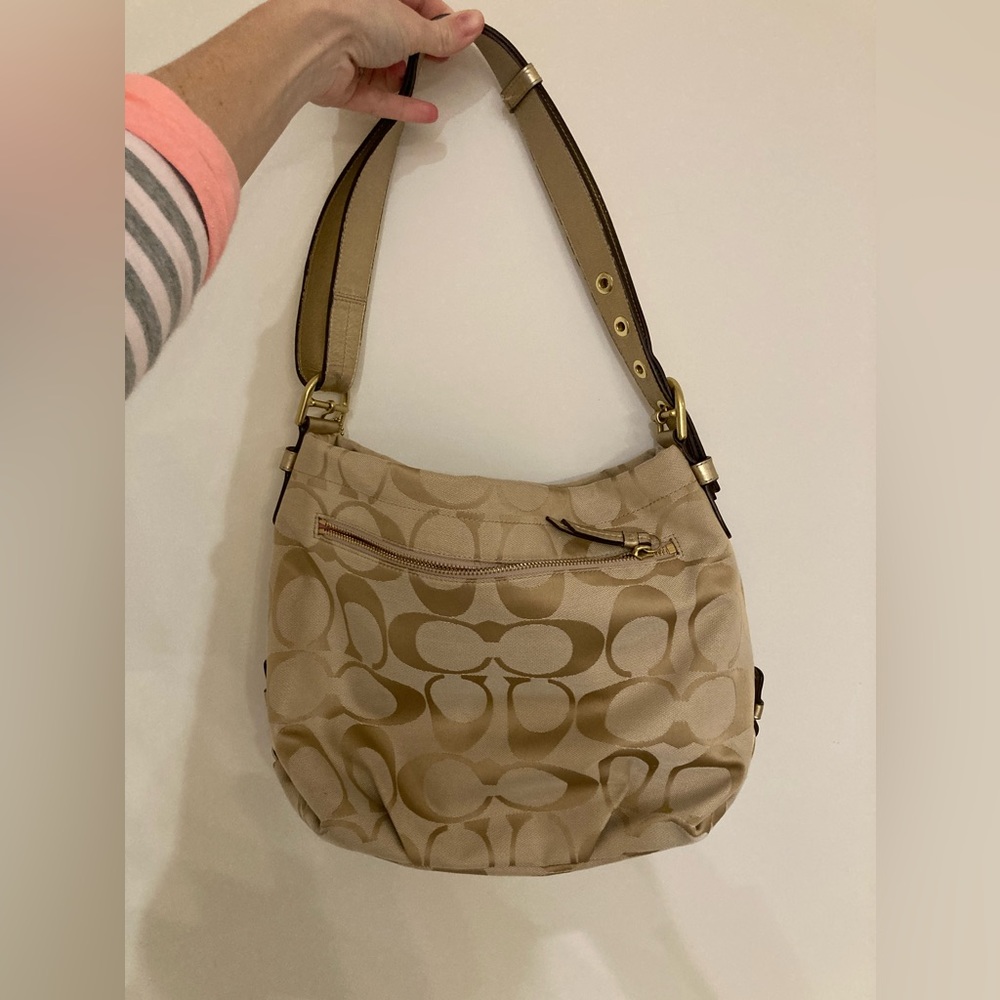 Signature Coach shoulder bag